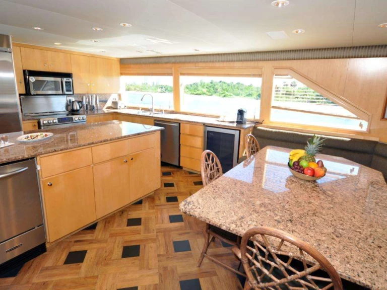 Uthyrning Lyx yacht Broward med en båtlicens 