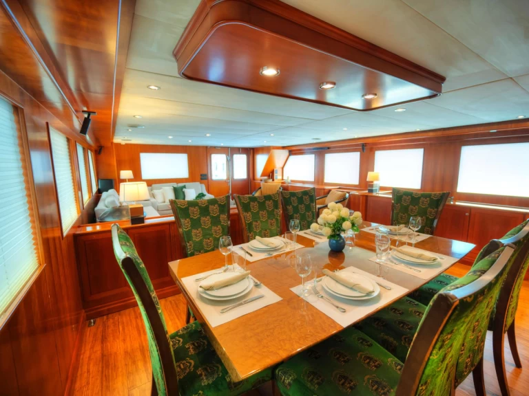 Hyr en Custom VOYAGER Valletta 