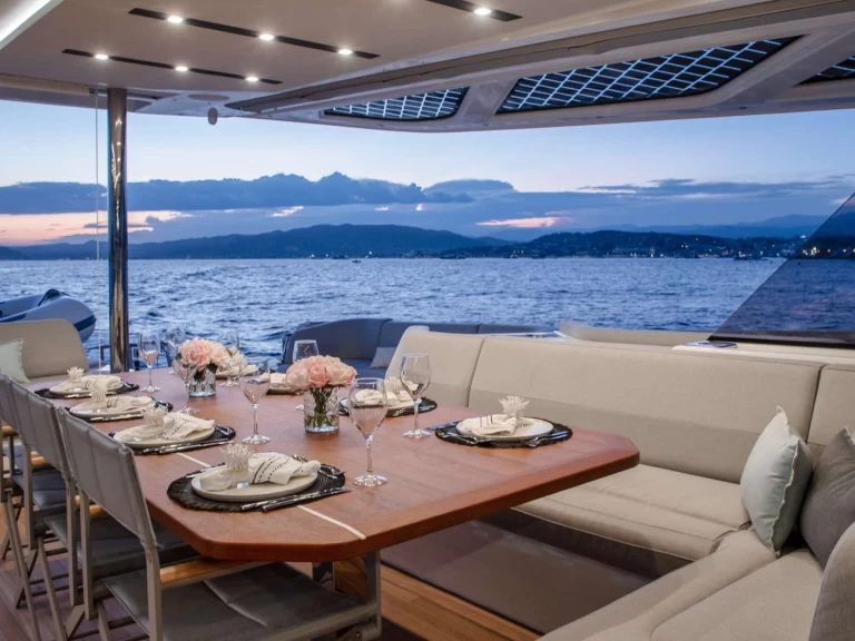 Hyr en Fountaine Pajot CHRISTAL MIO 80  Aten 