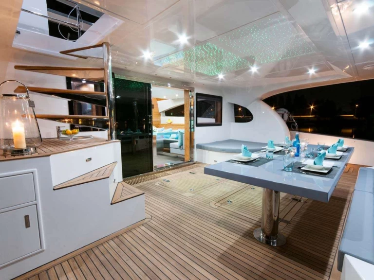 Sunreef SKYLARK charter bareboat eller skeppad i Grekland 