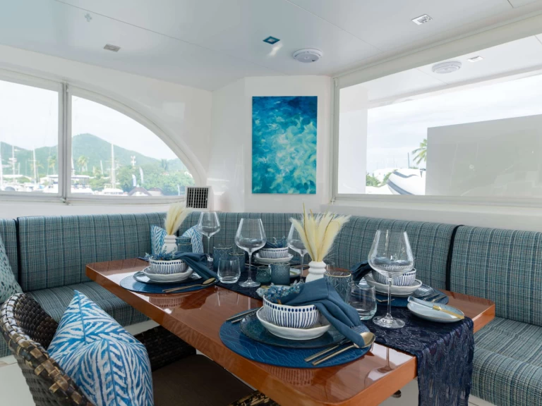 Horizon MUCHO GUSTO charter bareboat eller skeppad i Nassau