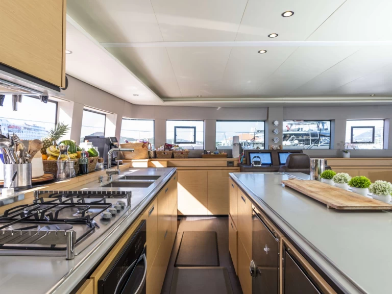 Lagoon HULYA charter bareboat eller skeppad i Bahamas 