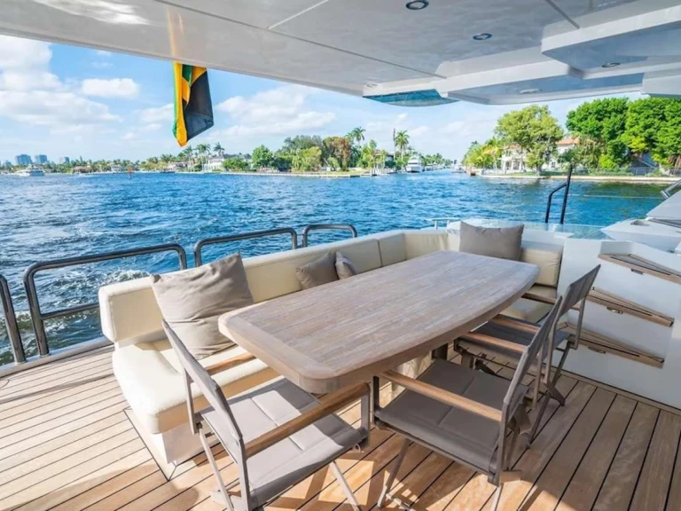 Nishii Shipyards Cata charter bareboat eller skeppad i Nassau