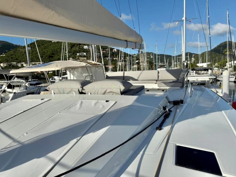 Fountaine Pajot Elba 45 charter bareboat eller skeppad i Road Town