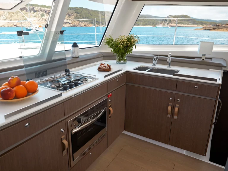 Yacht charter Port-Camargue billig Bali Catspace Voile