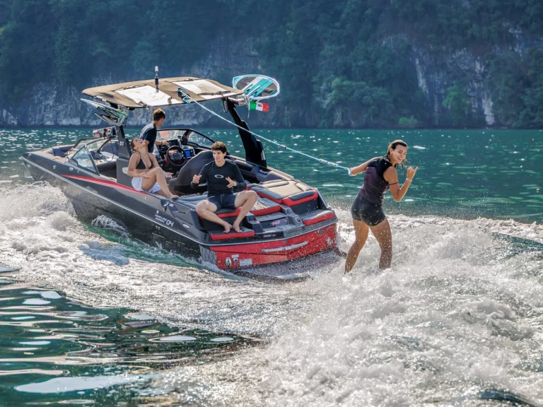 Uthyrning Motorbåt  Malibu med en båtlicens 