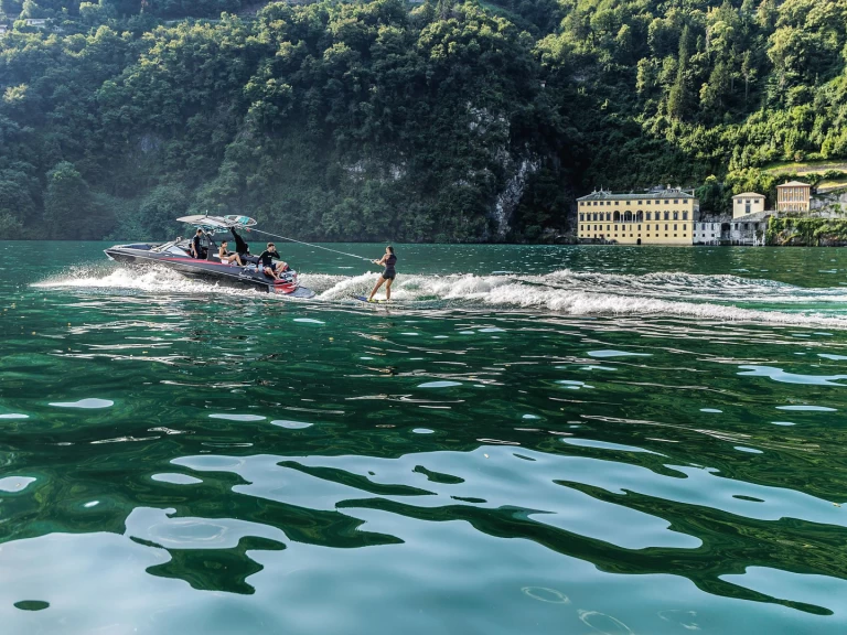 Malibu M235 charter bareboat eller skeppad i Como (City)