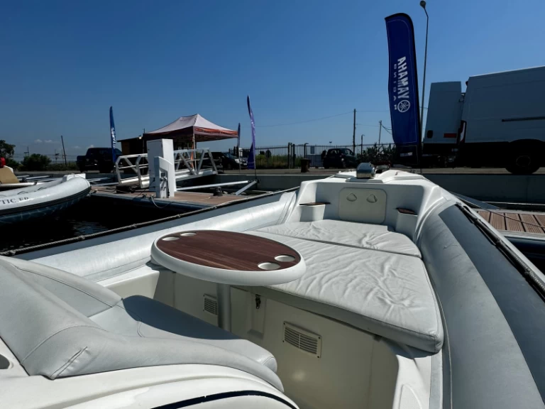 Uthyrning RIB Lomac med en båtlicens 