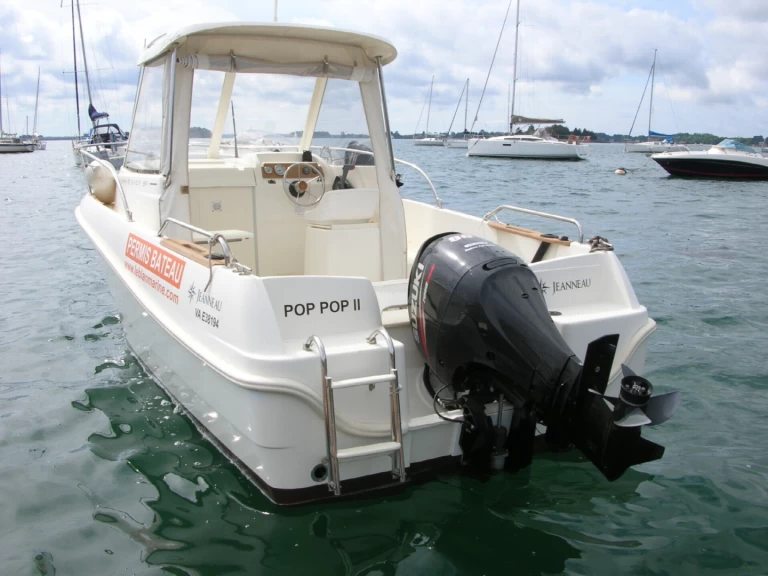 Jeanneau Merry Fisher 585 Marlin charter bareboat eller skeppad i Arradon