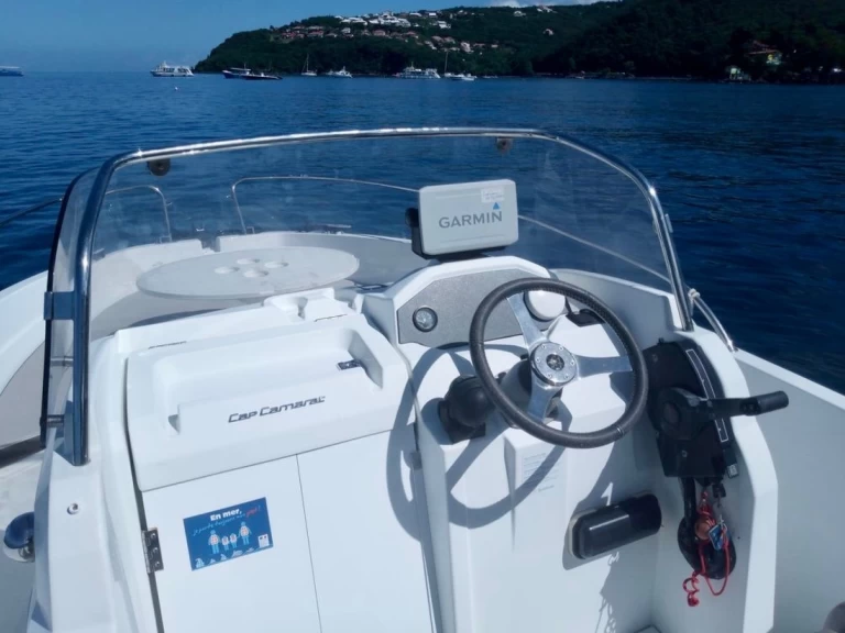 Jeanneau Cap Camarat 5.5 CC Serie 2 charter bareboat eller skeppad i Sainte-Rose