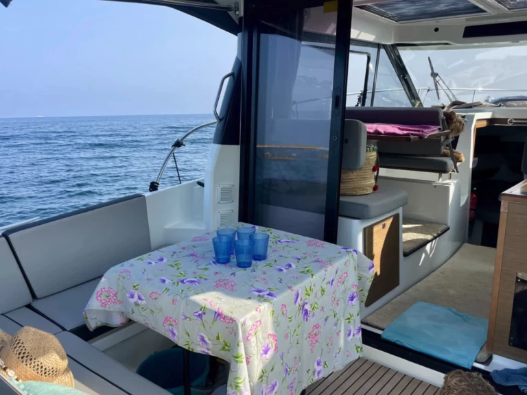 Jeanneau Merry Fisher 895 Cruiser charter bareboat eller skeppad i Mandelieu-la-Napoule