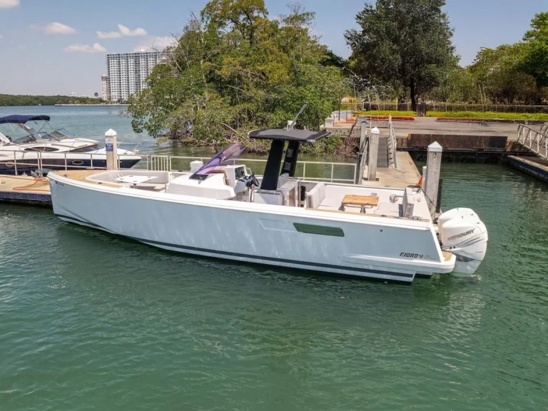 Uthyrning Motorbåt  Pardo Yachts med en båtlicens 