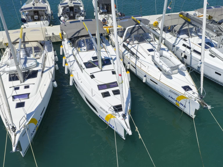 Dufour Dufour 44 charter bareboat eller skeppad i Sukošan