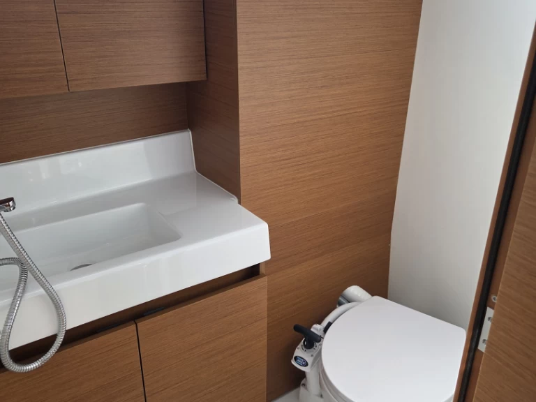 Jeanneau Sun Odyssey 380 charter bareboat eller skeppad i Pirovac