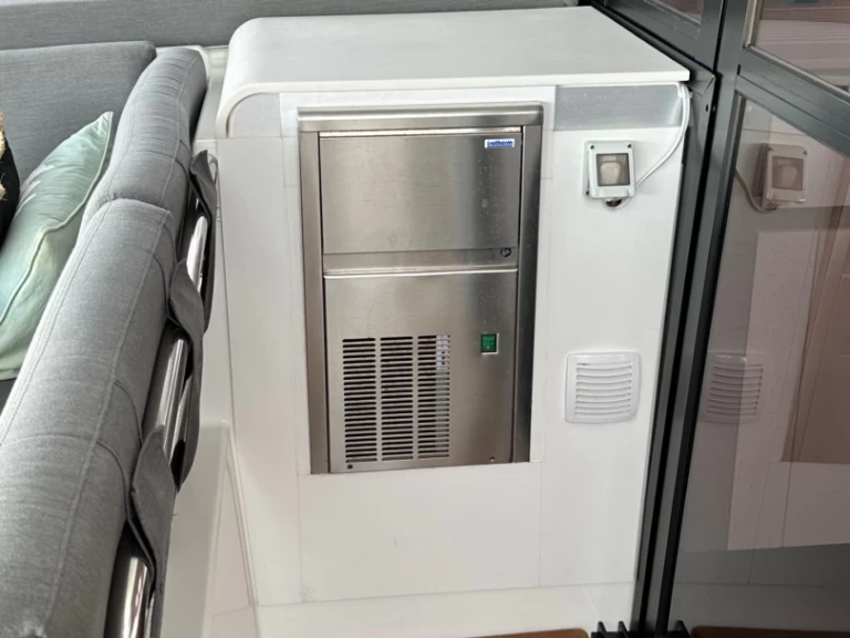 Uthyrning Katamaran  Fountaine Pajot med en båtlicens 