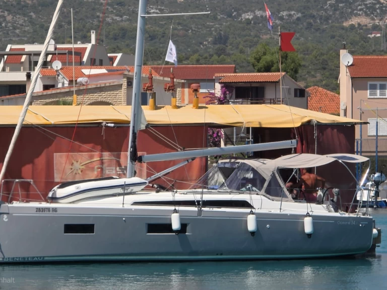Bénéteau Oceanis 34.1 charter bareboat eller skeppad i Rogoznica