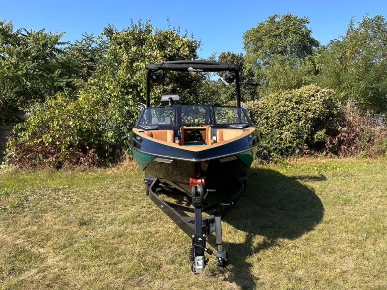 Hyra Motorbåt  med eller utan skeppare Malibu Vienna 