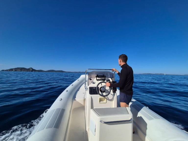 Nautica Led Nautica Led 680 charter bareboat eller skeppad i Hyeres