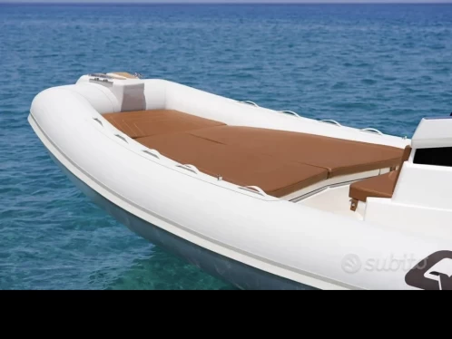 Hyr en Qmax 26 Juniorboat  Isola Vulcano 