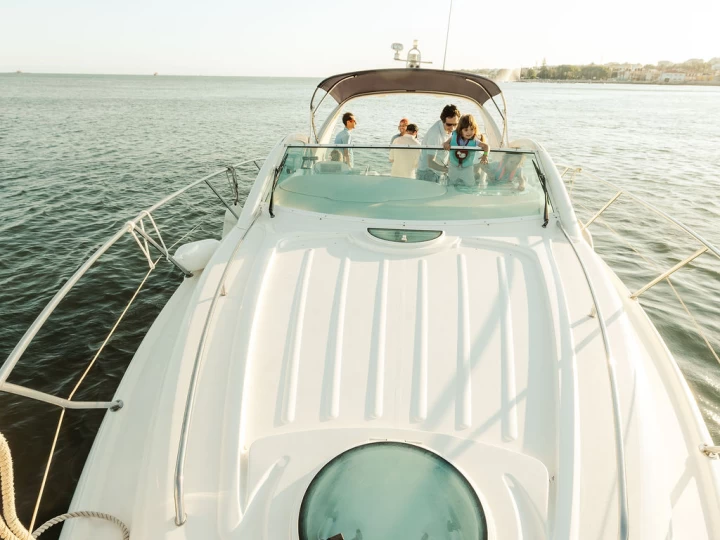 Fairline, U.K. Targa 34 charter bareboat eller skeppad i Lisabon