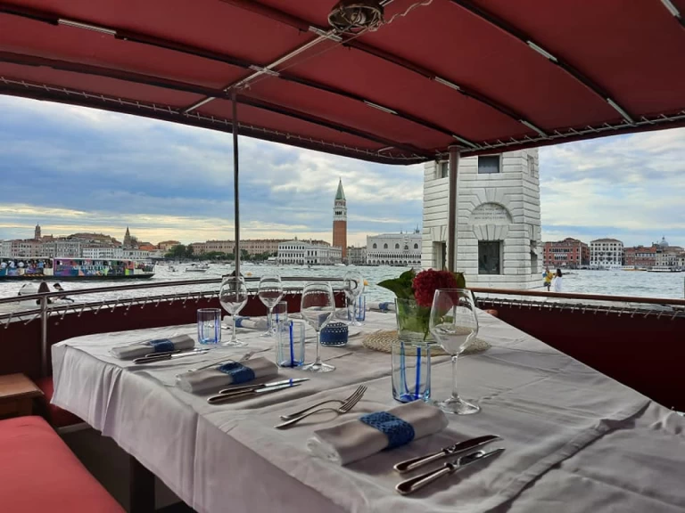 Uthyrning Motorbåt  De Poli med en båtlicens 