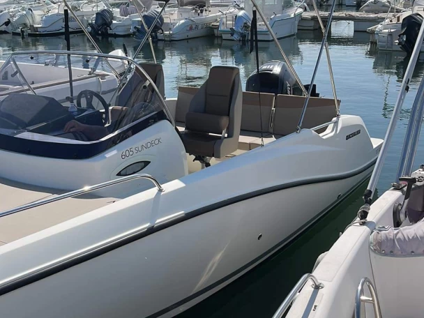 Quicksilver Activ 605 Sundeck charter bareboat eller skeppad i Argelès-sur-Mer