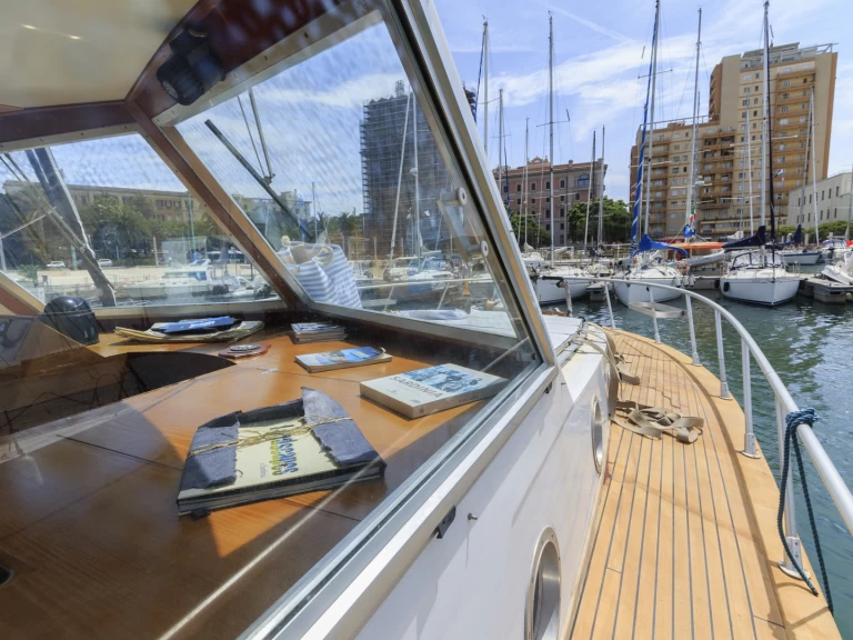 Yacht charter Cagliari Port billig STELVIO CS287/D