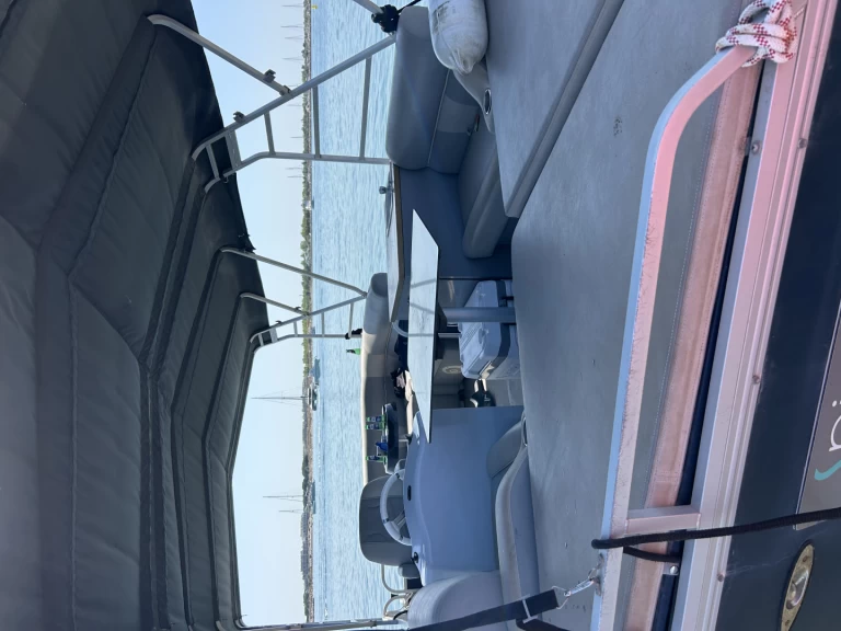 Selva Evolution D.600 charter bareboat eller skeppad i Port-Camargue