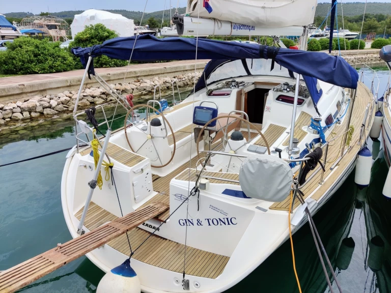 Bavaria Cruiser 47 charter bareboat eller skeppad i Sukošan