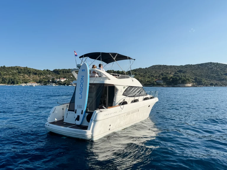 Jeanneau Prestige 36 Fly charter bareboat eller skeppad i Dubrovnik