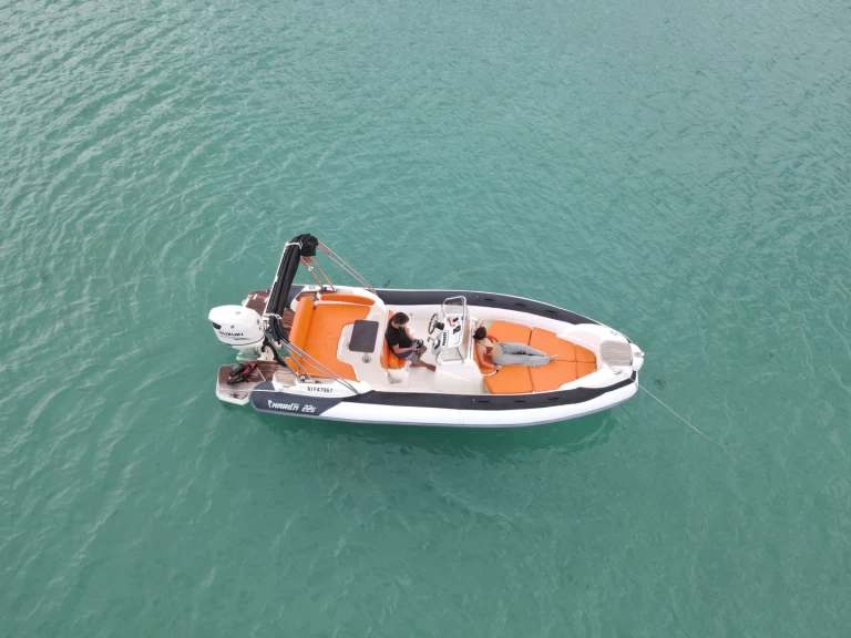 Marlin Boat Marlin Boat 226 FB charter bareboat eller skeppad i Porto-Vecchio