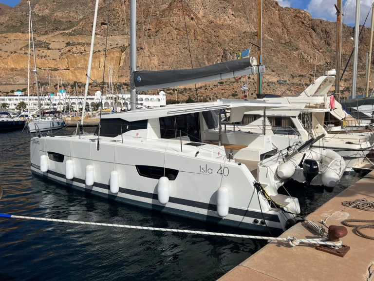 Uthyrning Katamaran  Fountaine Pajot med en båtlicens 