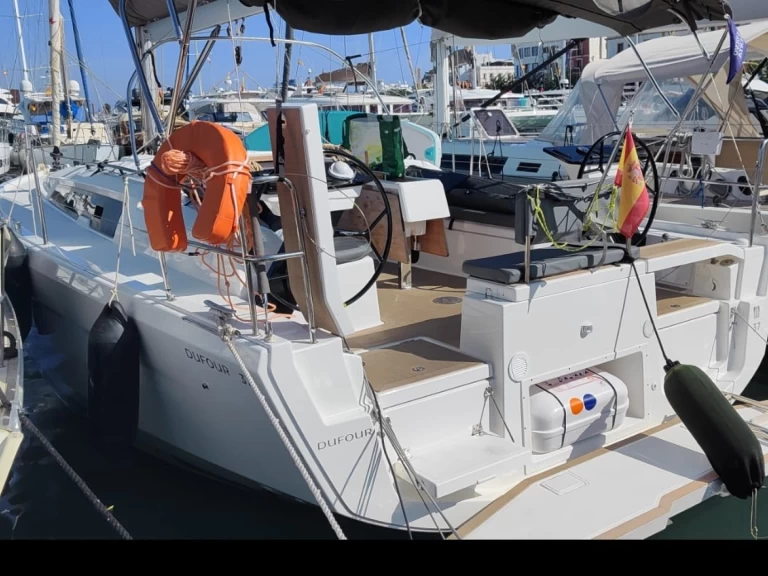 Dufour Dufour 37 charter bareboat eller skeppad i Sant Antoni de Portmany
