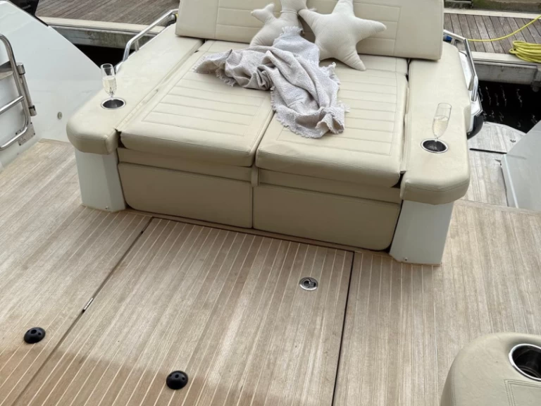 Hyra Motorbåt  med eller utan skeppare Bénéteau Porto Badino 