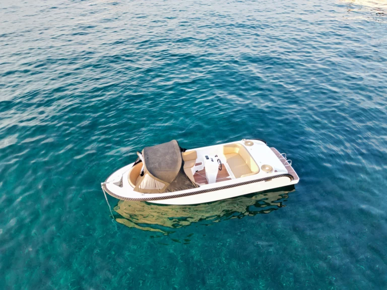 Uthyrning Motorbåt  BRB med en båtlicens 