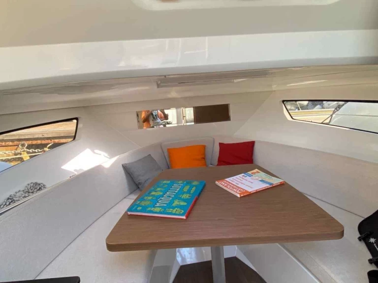 Uthyrning Motorbåt  Jeanneau med en båtlicens 