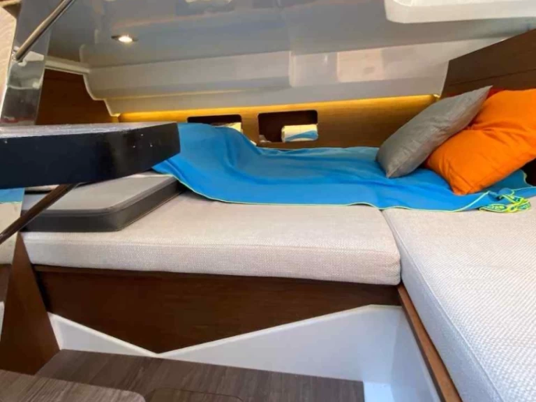 Jeanneau Cap Camarat 9.0 WA charter bareboat eller skeppad i Genova