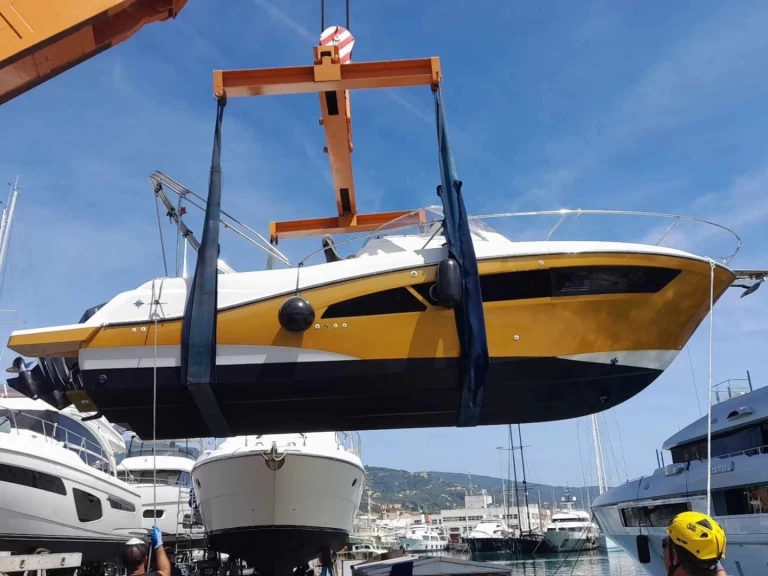 Hyr en Jeanneau Cap Camarat 9.0 WA Genova 