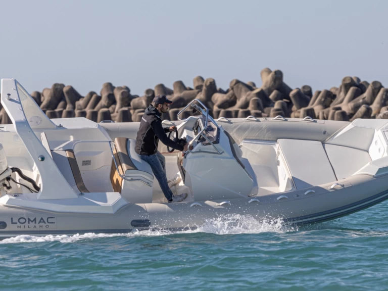 Lomac Lomac 710 IN charter bareboat eller skeppad i Hyeres