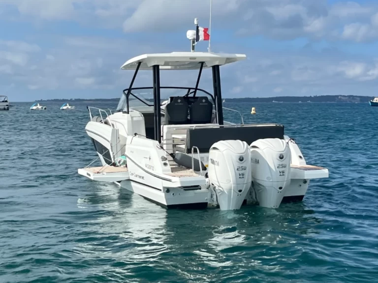 Jeanneau Cap Camarat 9.0 WA Série 2 charter bareboat eller skeppad i Golfe-Juan