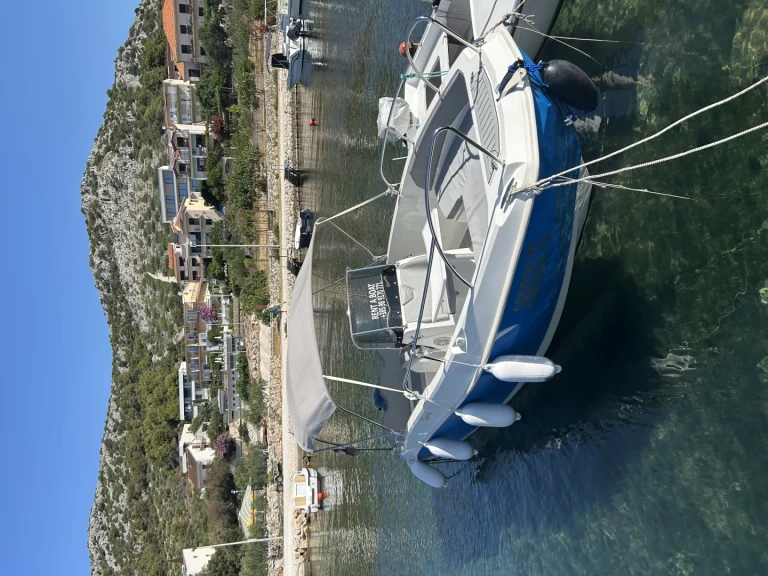 Cantiere Nautico Speedy Cayman 585 charter bareboat eller skeppad i Trogir 