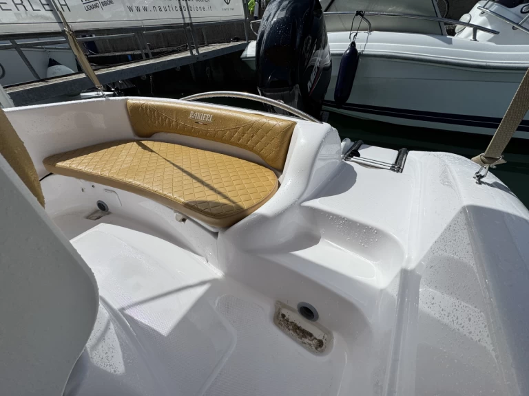 Uthyrning Motorbåt  Ranieri med en båtlicens 