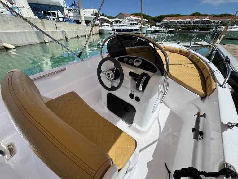 Ranieri Shark 17 charter bareboat eller skeppad i Lignano Riviera