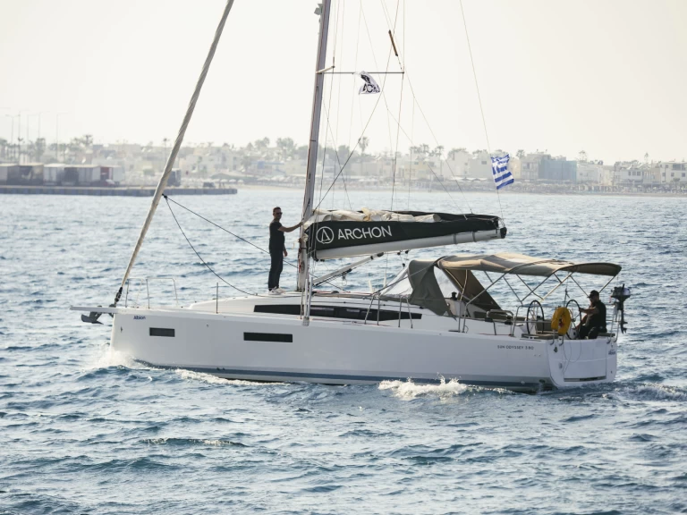 Jeanneau Sun Odyssey 380 charter bareboat eller skeppad i Kos 