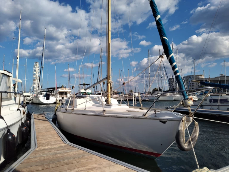 Jeanneau Sangria charter bareboat eller skeppad i Le Barcarès