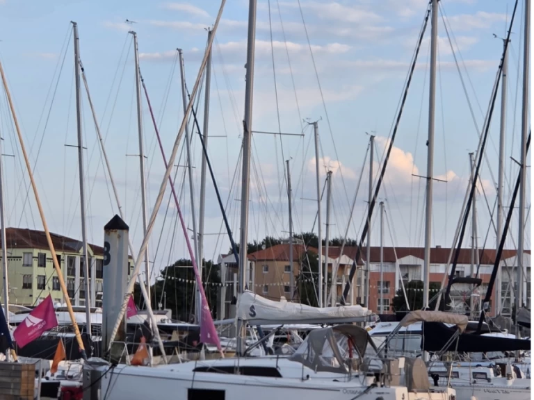 Bénéteau Oceanis 30.1 charter bareboat eller skeppad i Les Sables-d'Olonne