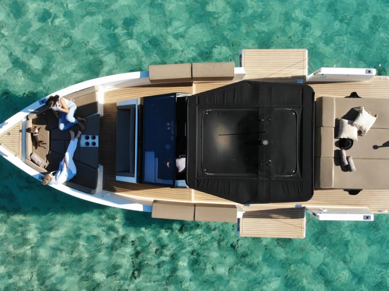 De Antonio D34 charter bareboat eller skeppad i Ibiza Town