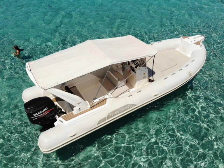 Uthyrning Motorbåt  Capelli med en båtlicens 