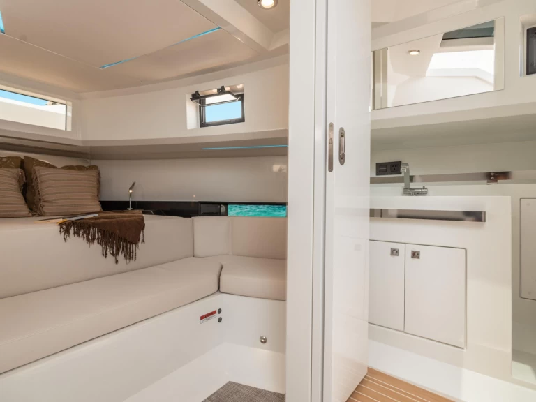 Hyr en De Antonio d36 Ibiza Town 