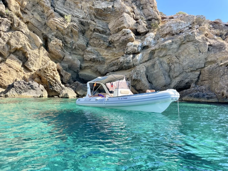 Uthyrning RIB Lomac med en båtlicens 